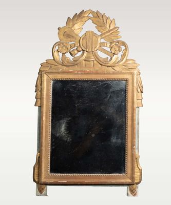 un miroir posé sur un support