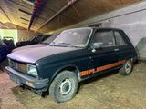 une petite voiture garée dans un garage