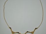 un collier en or orné d'un motif en forme de cœur