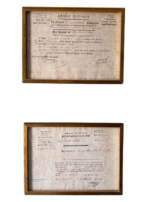 Deux documents anciens sont exposés dans des cadres en bois sur un fond blanc.