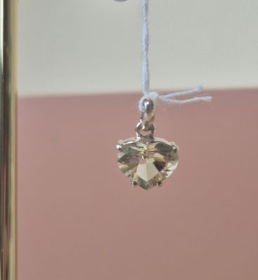 une petite boule de cristal suspendue à une ficelle