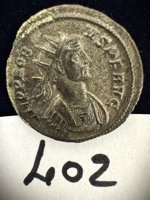 un gros plan d'une pièce de monnaie posée sur une feuille de papier
