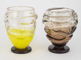 deux vases placés l'un à côté de l'autre