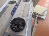 un four de cuisine blanc installé dans une cuisine
