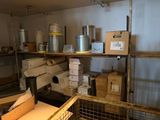 une pièce avec beaucoup de boîtes et de cartons sur les étagères