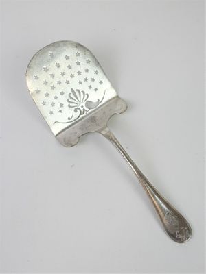 une cuillère en argent ornée d'un motif en forme d'étoile