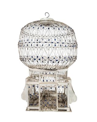 une image représentant une cage à oiseaux avec un oiseau à l'intérieur