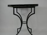 une image représentant une table noire avec un plateau en marbre