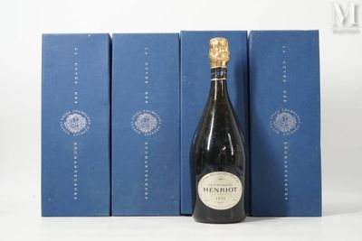 un gros plan sur une bouteille de vin à côté de trois boîtes bleues
