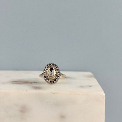 un gros plan d'une bague en or posée sur un bloc de marbre
