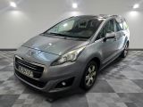 la petite voiture argentée est garée dans une grande pièce