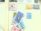un livre ouvert, orné de timbres, posé sur une table
