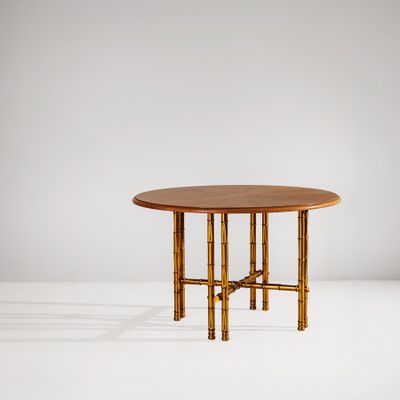une table ronde avec des pieds en bambou et un plateau en bois