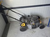 une tondeuse à gazon qui se trouve dans le garage
