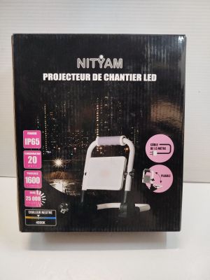 Coffret contenant un projecteur de chantier LED Nityam