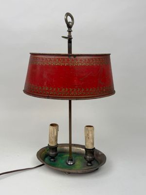 une paire de lampes de table rouges sur un pied en métal, avec un abat-jour rouge