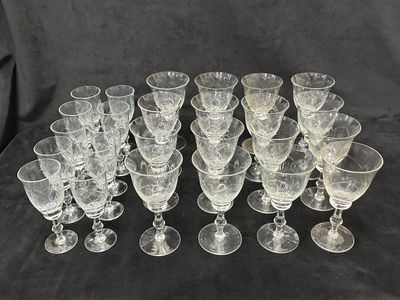 une pile de verres à vin posés sur une table