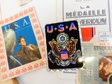 un aimant sur lequel figurent un aigle et un drapeau