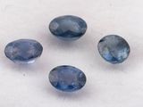 trois saphirs bleus sur un fond blanc