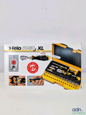 une boîte d'outils posée sur une table