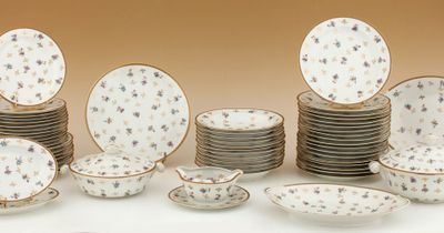 beaucoup d'assiettes et de bols posés sur une table