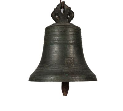 une grande cloche suspendue au mur d'un immeuble