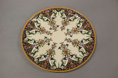une assiette avec un motif floral sur une table
