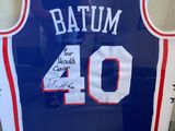 Un maillot bleu portant le numéro 40 est accroché au mur.