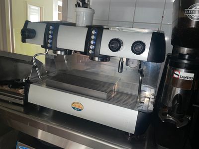 une machine à café posée sur un comptoir dans une cuisine
