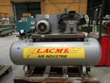 un gros compresseur d'air posé sur une palette dans un entrepôt