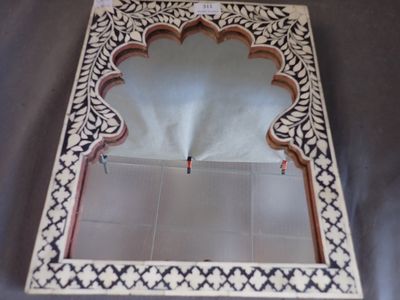 une image représentant un miroir orné d'un motif décoratif