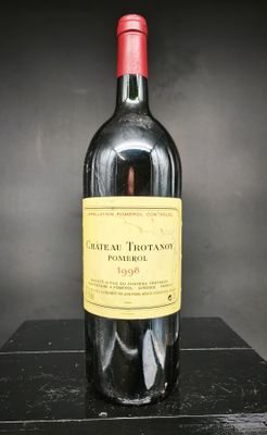 une bouteille de vin posée sur une table