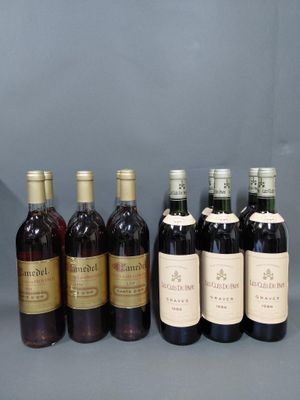 un groupe de six bouteilles de vin assises les unes à côté des autres