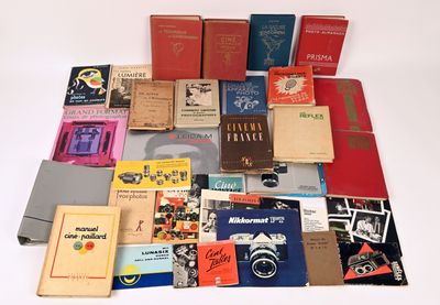 un grand nombre de livres posés sur une table