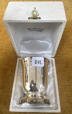 une photo d'une coupe en argent dans une boîte, avec une étiquette de prix