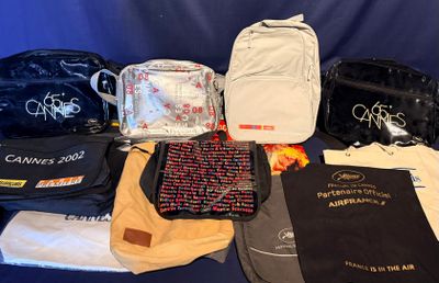 plein de sacs posés sur un canapé bleu