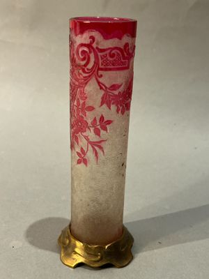 un vase rouge et blanc posé sur une table