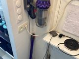 un aspirateur posé sur un plan de travail à côté d'une porte
