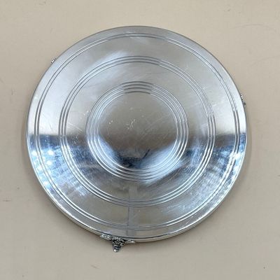 une plaque en argent accrochée au mur, entourée d'une chaîne