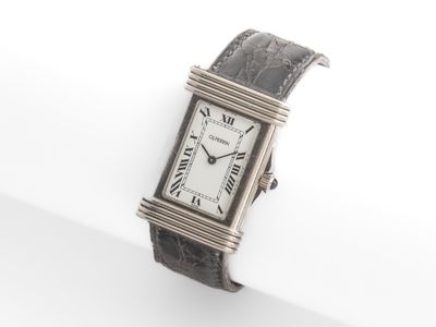 gros plan d'une montre-bracelet sur une surface blanche