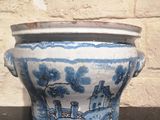 un vase bleu et blanc orné d'un paysage
