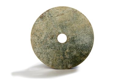 un disque de pierre percé d'un trou au centre