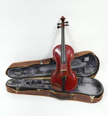 un violon dans son étui, sur fond blanc