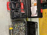 de nombreux outils dans la mallette accrochée au mur