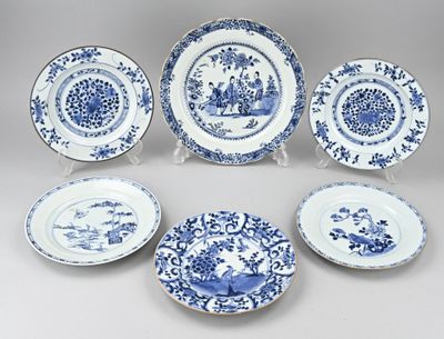 six assiettes en porcelaine bleues et blanches et un plat