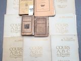 plusieurs livres sont empilés sur une table