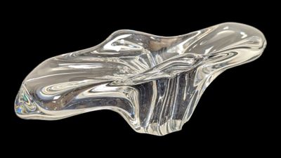 sculpture en verre transparent représentant une feuille sur fond noir