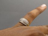 la main d'un homme à laquelle est passée une bague en diamant