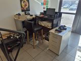 une photo d'une pièce avec un bureau et deux ordinateurs