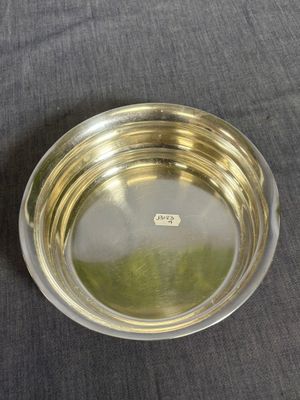 un plateau d'argent posé sur une table